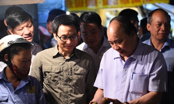 Chuyện gây “sốc” trong tuần: Thủ tướng đi chợ, nhà khoa học mở “Tour du lịch Formosa”